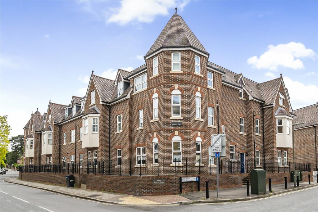3 bedroom flat for sale in Bentley Place, 5759 Baker Street, Weybridge, Surrey, KT13