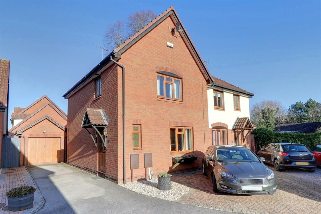 3 bedroom semidetached house for sale in Berkeley Close, Hucclecote
