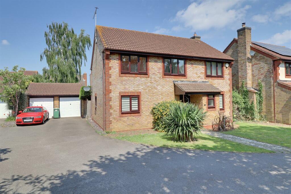 4 bedroom detached house for sale in James Grieve Road, Abbeymead, Gloucester, GL4