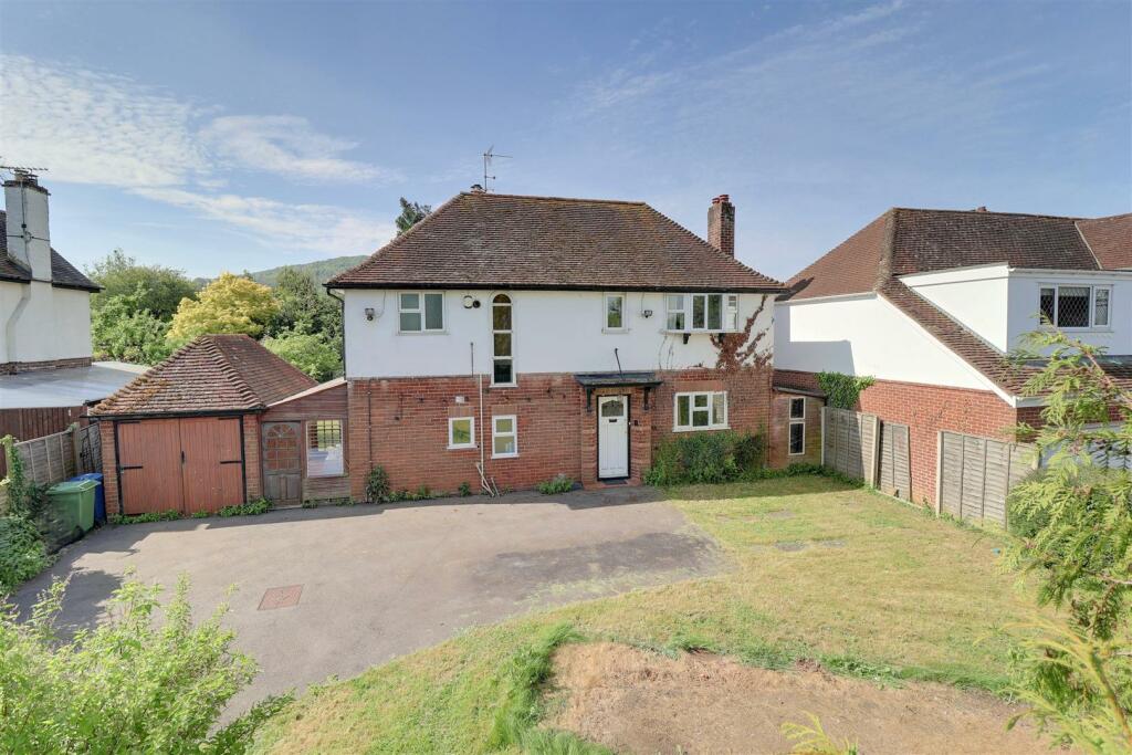 3 bedroom detached house for sale in Ermin Street, Brockworth