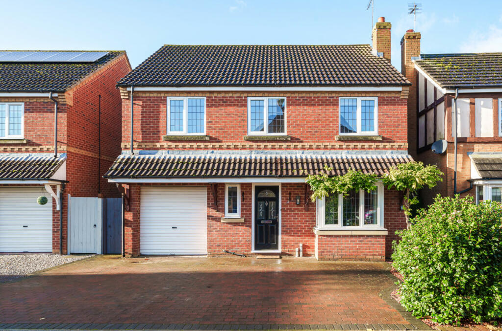 4 bedroom detached house for sale in Ash Drive, Gilberdyke, Brough, HU15