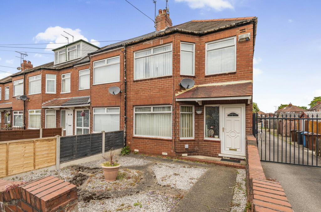 3 bedroom end of terrace house for sale in Briarfield Road, Hull, HU5