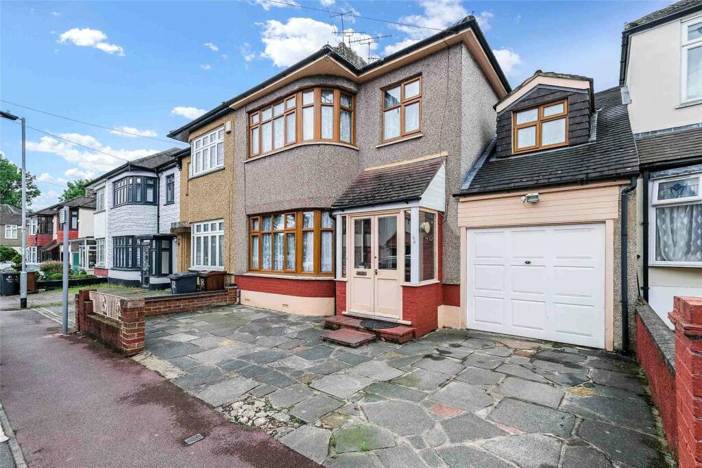 4 bedroom end of terrace house for sale in Edgefield Avenue, Leftley