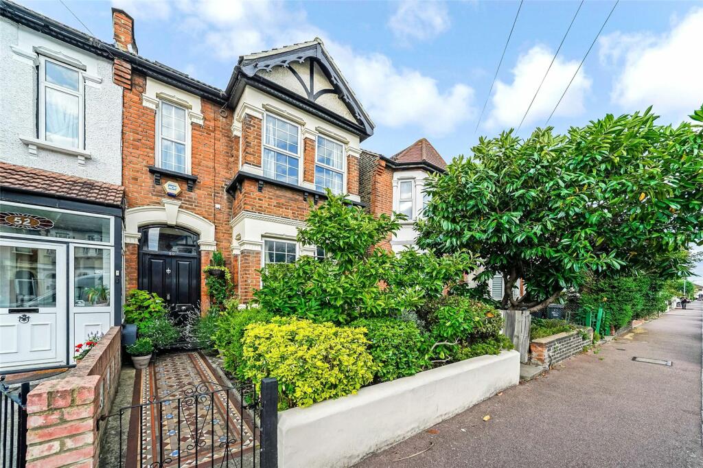 5 bedroom end of terrace house for sale in Park Avenue, Barking, IG11