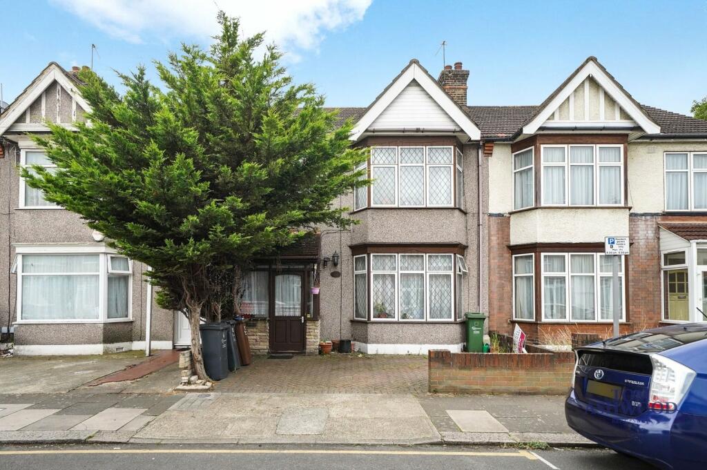3 bedroom terraced house for sale in Hulse Avenue, Barking, IG11