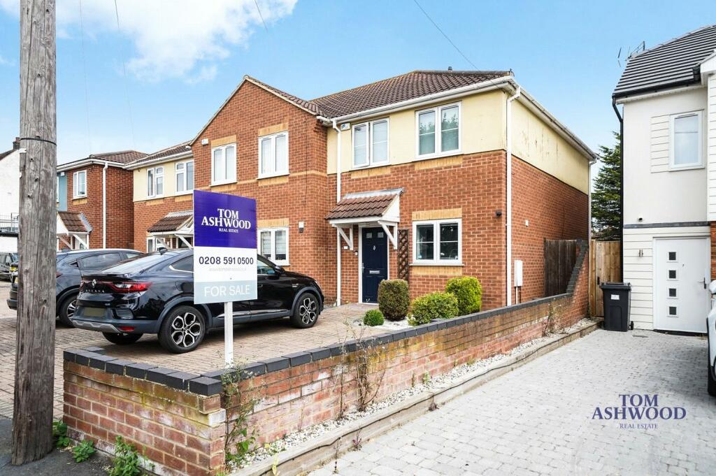 3 bedroom end of terrace house for sale in Candover Road, Hornchurch, Essex, RM12