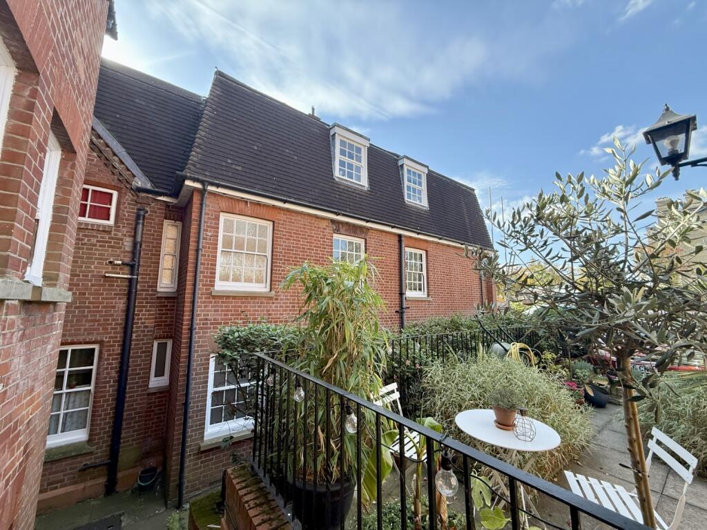 Main image of property: Parkwood, 11 Henley Road, Ipswich, Suffolk, IP1