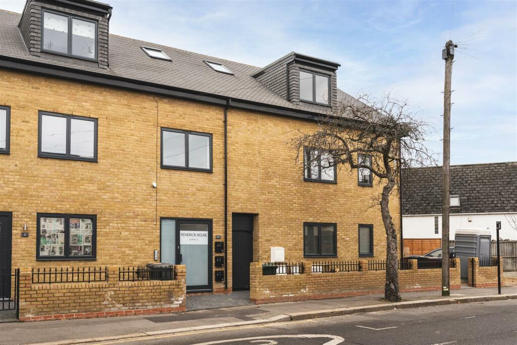 2 bedroom apartment for sale in 34 Fyfield Road, London, E17