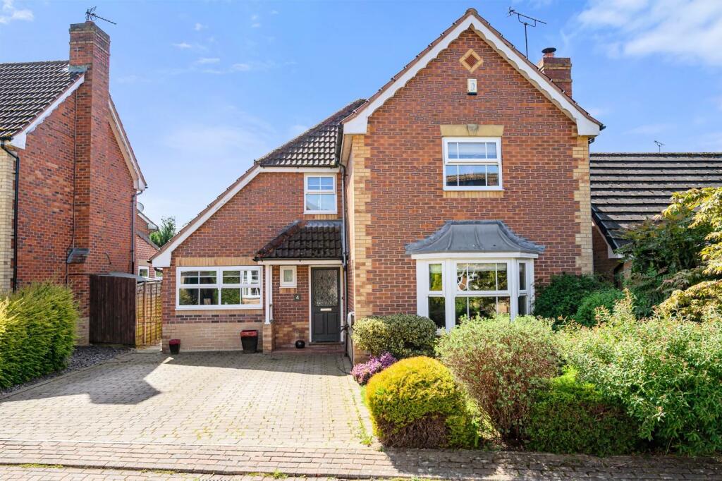 4 bedroom detached house for sale in Osprey Close, Collingham, Wetherby