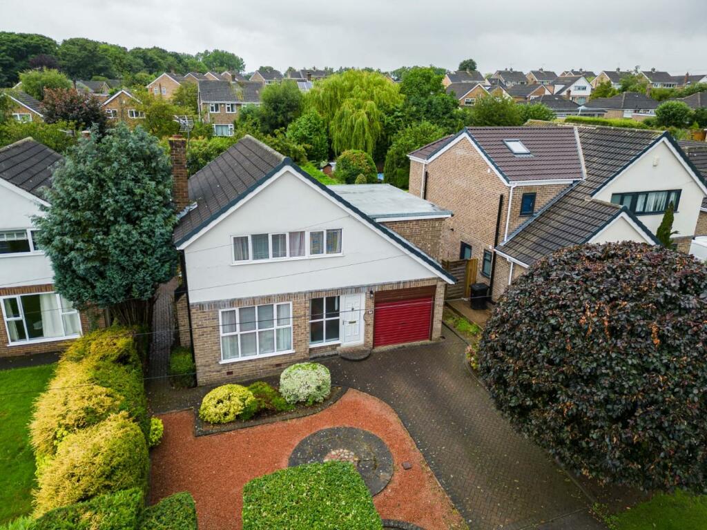 4 bedroom detached house for sale in Clifford Moor Road, Boston Spa, LS23