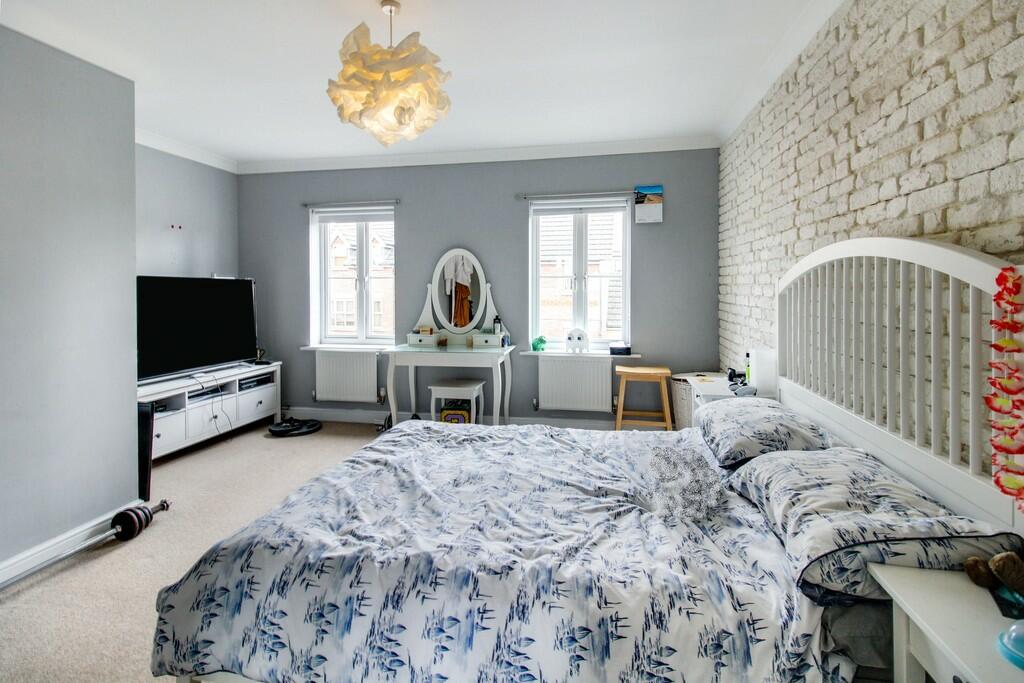 3 bedroom terraced house for sale in Eastbury Way, Redhouse , Swindon, SN25