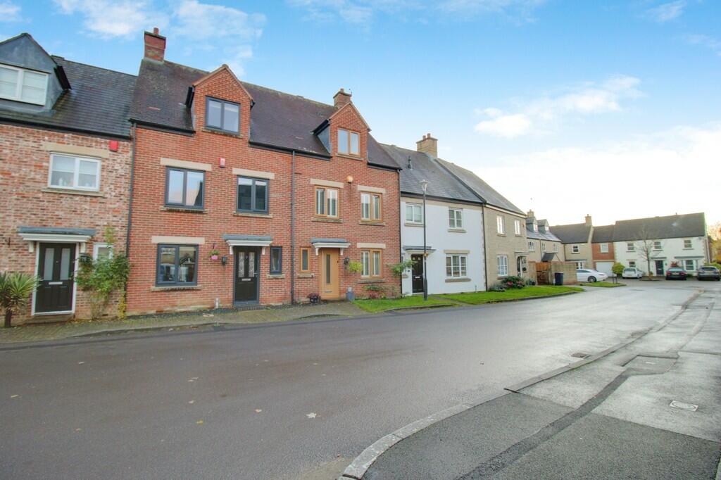 4 bedroom town house for sale in Dunley Close, Swindon, Wiltshire, SN25 2BL, SN25