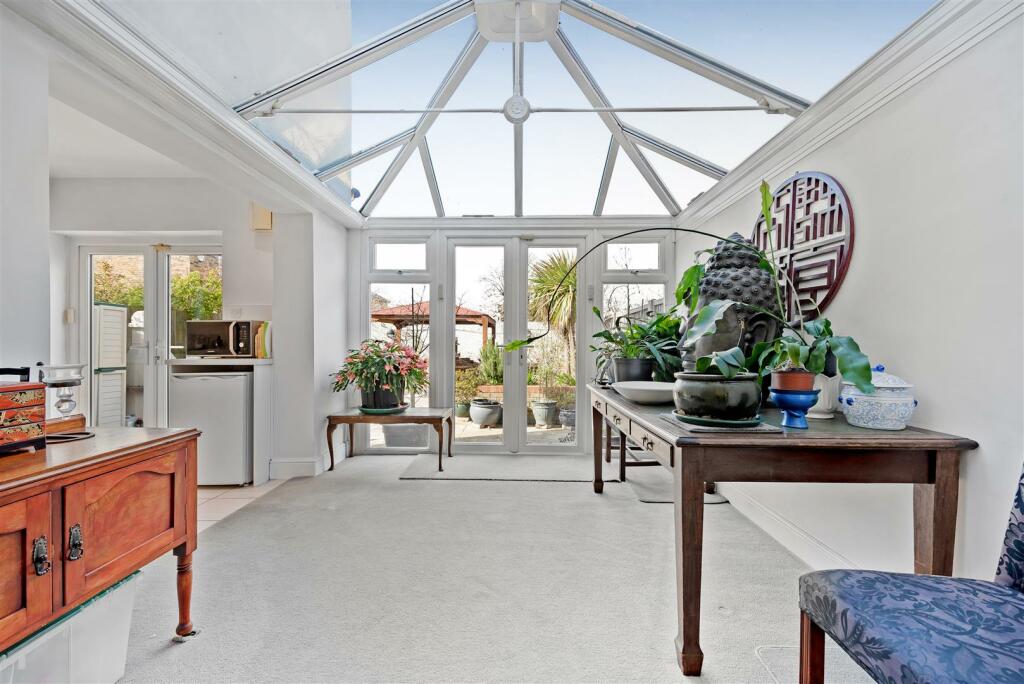 6 bedroom detached house for sale in Alma Road, Windsor, SL4