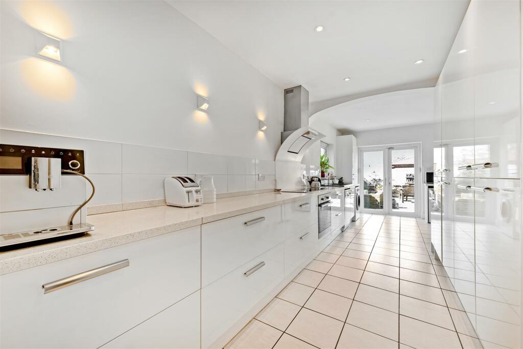 6 bedroom detached house for sale in Alma Road, Windsor, SL4