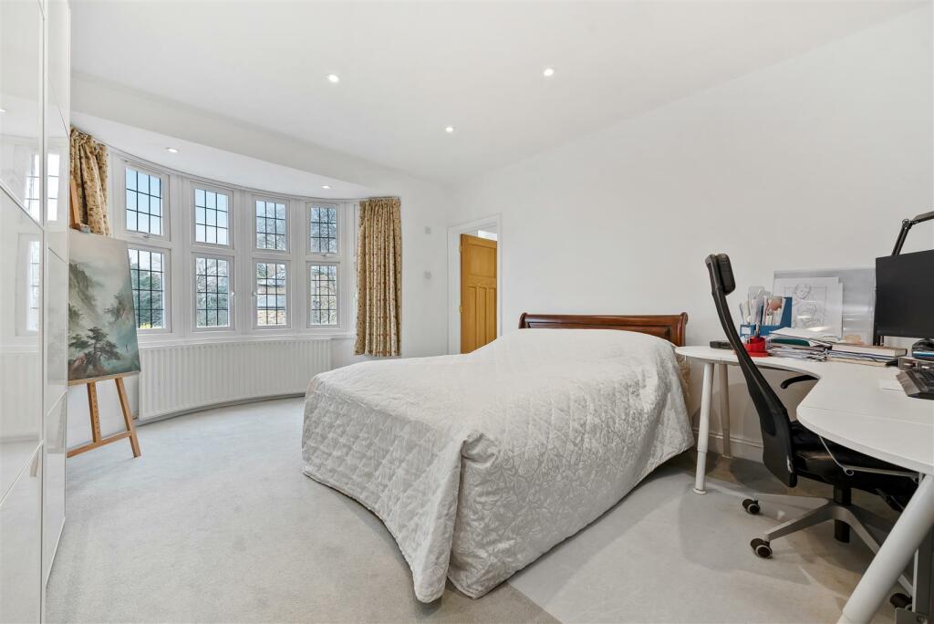 6 bedroom detached house for sale in Alma Road, Windsor, SL4