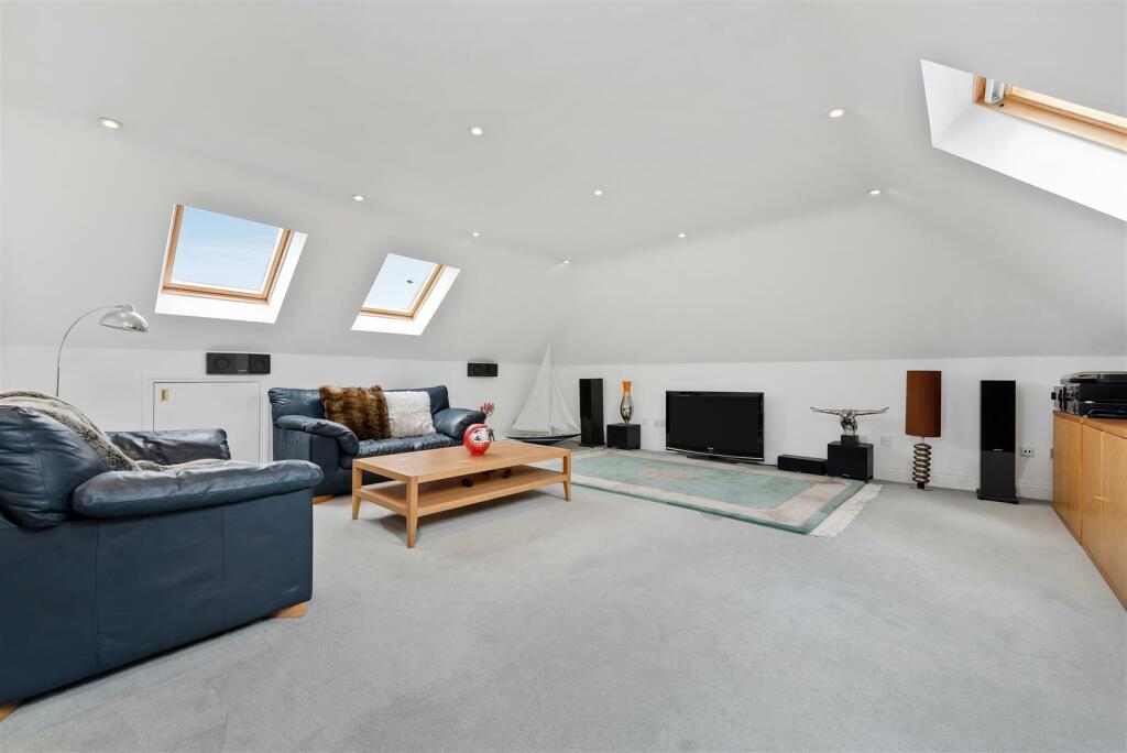 6 bedroom detached house for sale in Alma Road, Windsor, SL4