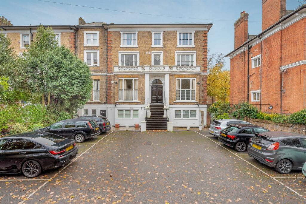 2 bedroom apartment for sale in Osborne Road, Windsor, SL4