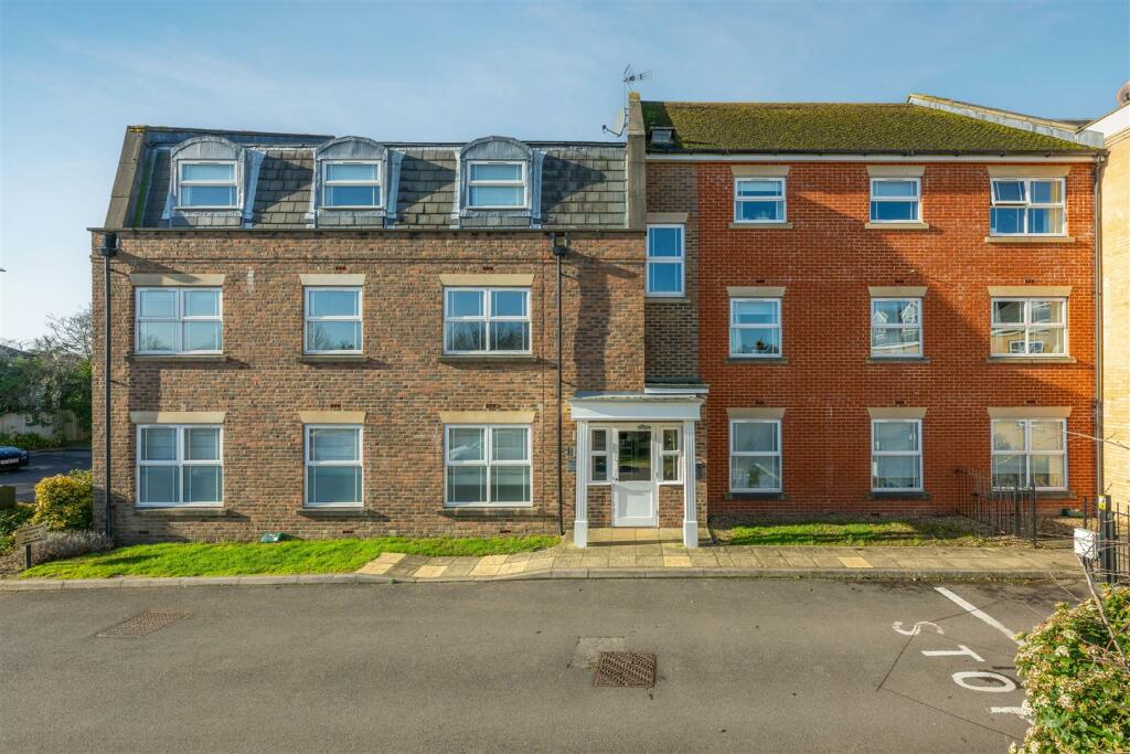2 bedroom apartment for sale in Clarendon Court, Windsor, SL4