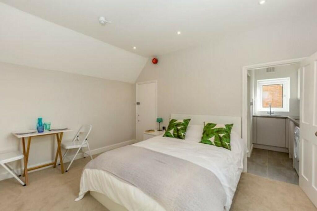Studio flat for rent in Epsom Road, Guildford, GU1