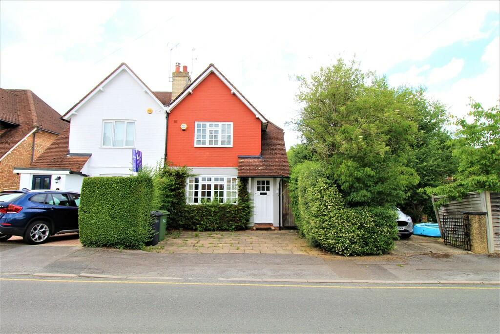 3 bedroom semi-detached house for rent in Pentreath Avenue, Guildford, GU2