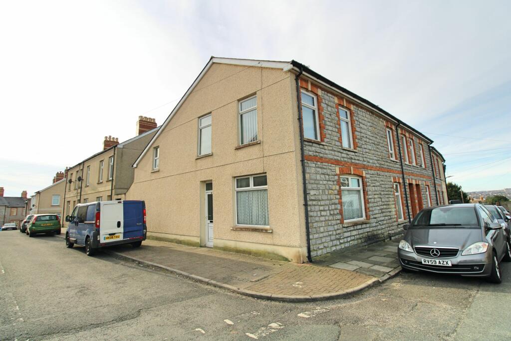 3 bedroom end of terrace house for sale in Salop Place, Penarth, CF64