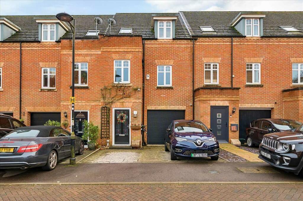 3 bedroom terraced house for sale in Chilworth Way, SherfieldonLoddon