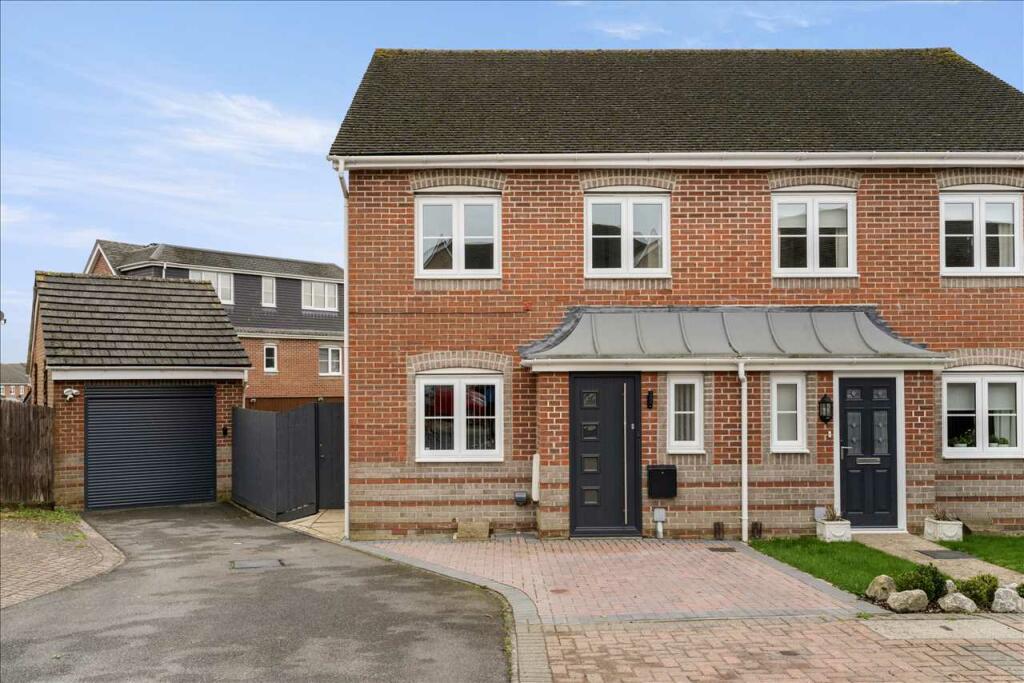 2 bedroom semi-detached house for sale in Wiltshire Crescent, Basingstoke, RG22