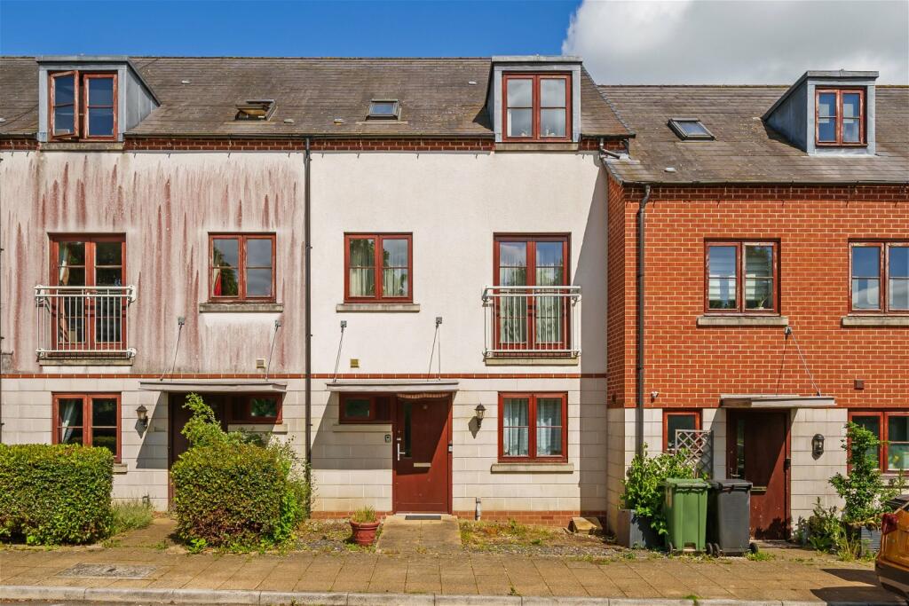 4 bedroom terraced house for sale in Peggs Way, Basingstoke, RG24