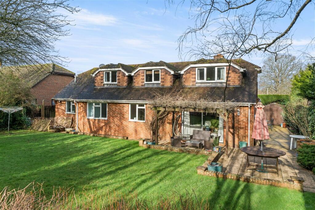 6 bedroom detached house for sale in Reading Road, Chineham, RG24