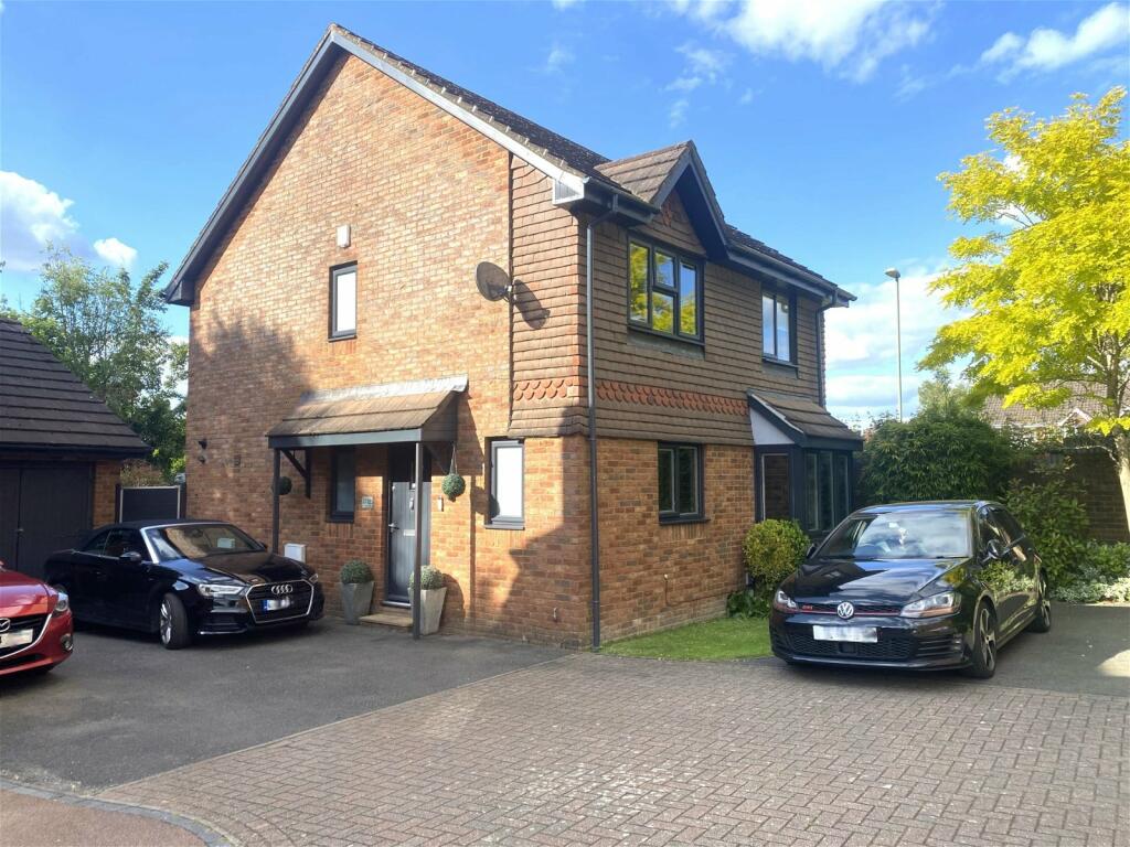 4 bedroom detached house for sale in Heritage Park, Basingstoke, RG22 4XT, RG22