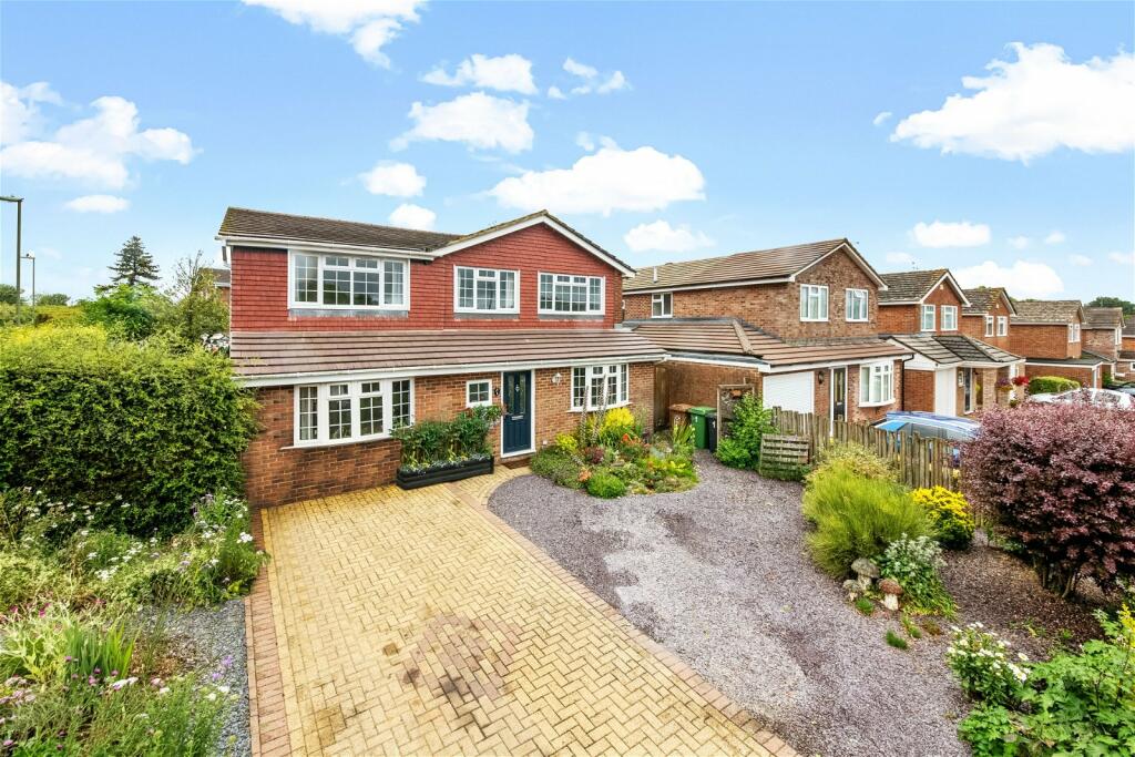 4 bedroom detached house for sale in Kingfisher Close, Kempshott, RG22