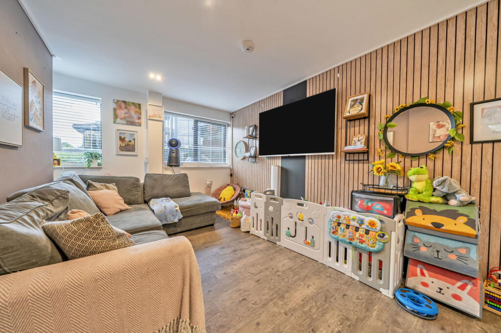 Main image of property: London Road, Basingstoke, RG24 7JL
