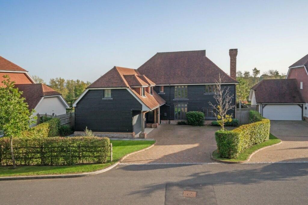 5 bedroom detached house for sale in Gillow Lane, Wadhurst, East Sussex