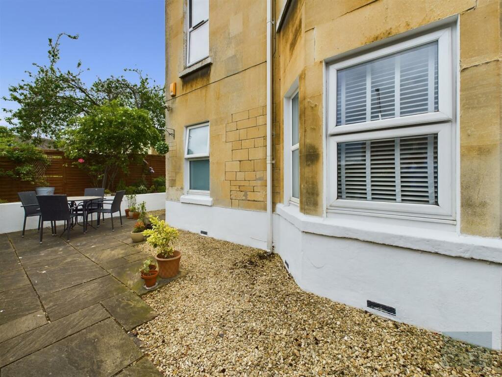 2 bedroom flat for sale in Lower Oldfield Park, Bath, BA2