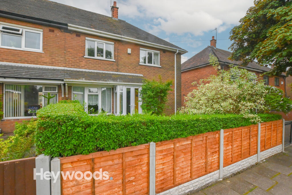 3 bedroom semidetached house for sale in Milton Road, Sneyd Green