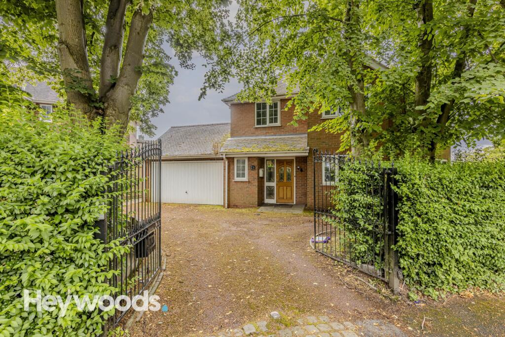 4 bedroom detached house for sale in The Avenue, Hartshill, Stokeon