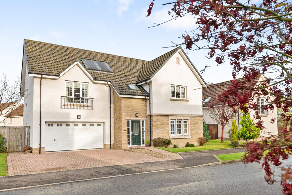 5 bedroom detached house