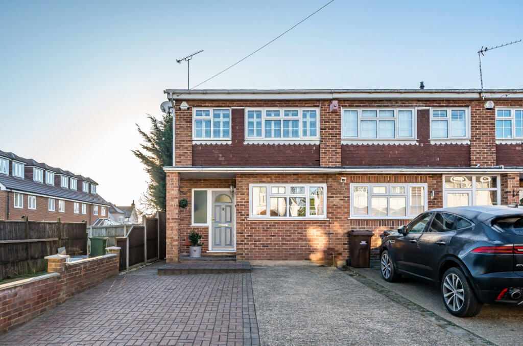 3 bedroom end of terrace house for sale in Mill Road, Hawley, Dartford