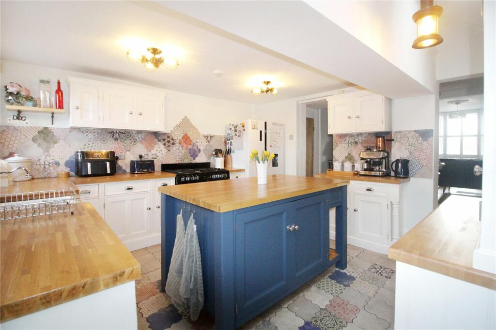 2 bedroom detached house for sale in Shirehall Road, Hawley, Kent, DA2