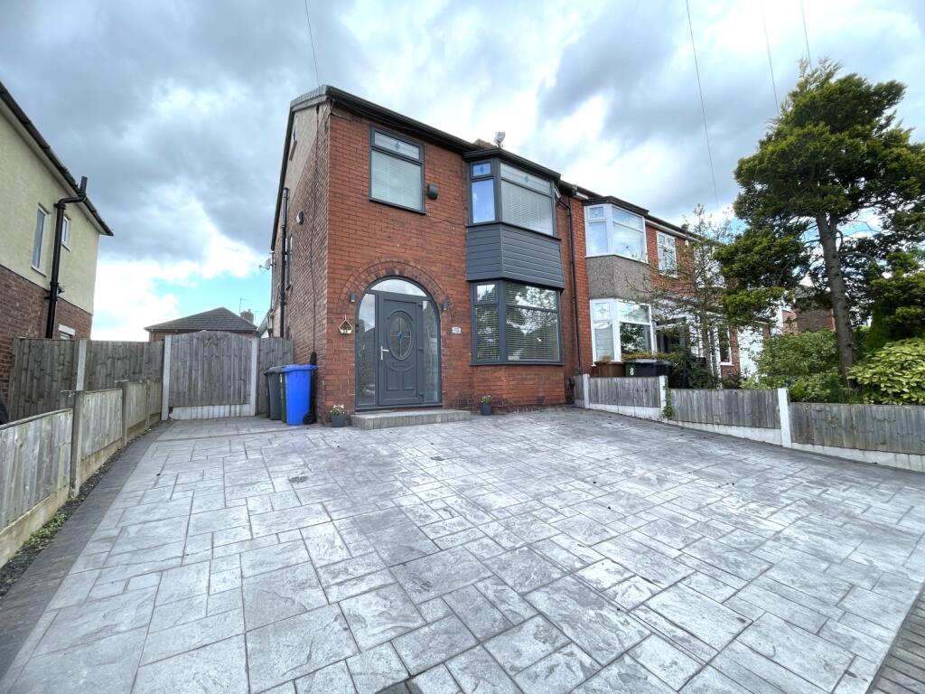 4 bedroom semidetached house for rent in Rivington Grove, Audenshaw