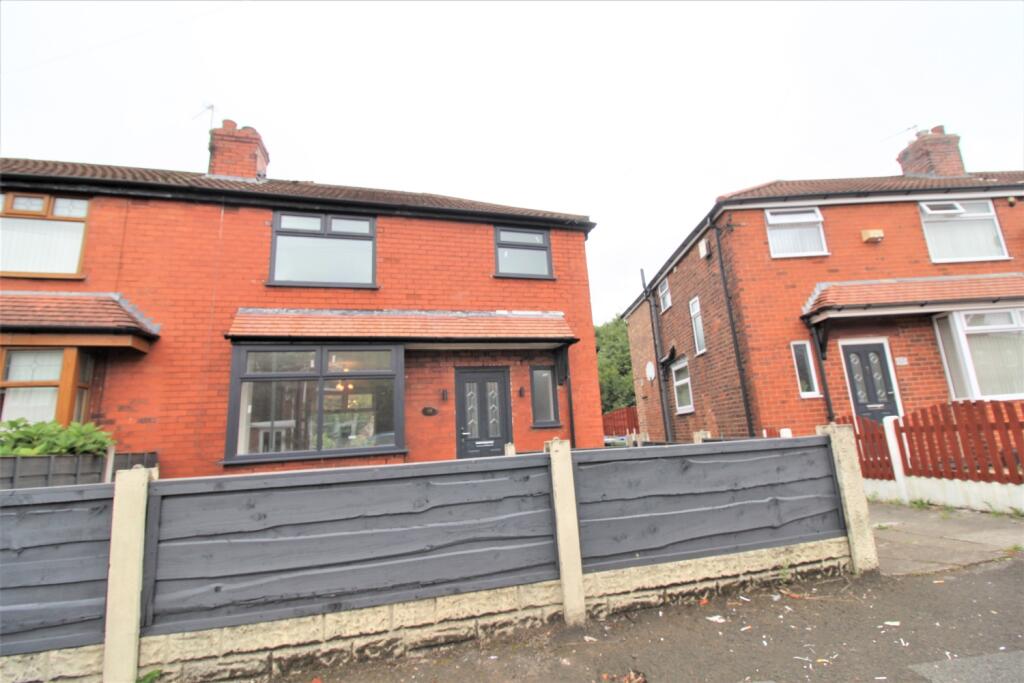 3 bedroom semidetached house for rent in Oakfield Avenue, Droylsden