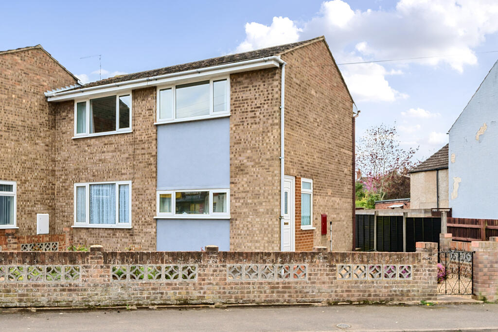 3 bedroom semidetached house for sale in Obelisk Road, Finedon
