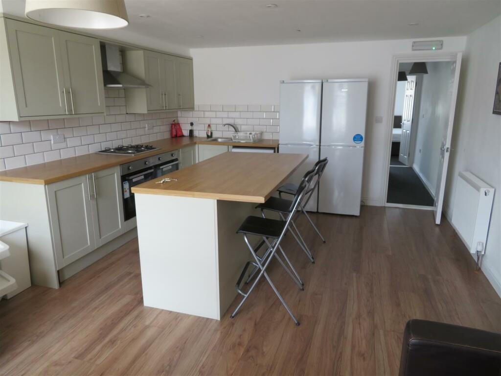 6 bedroom house for rent in Telephone Road, Southsea, PO4