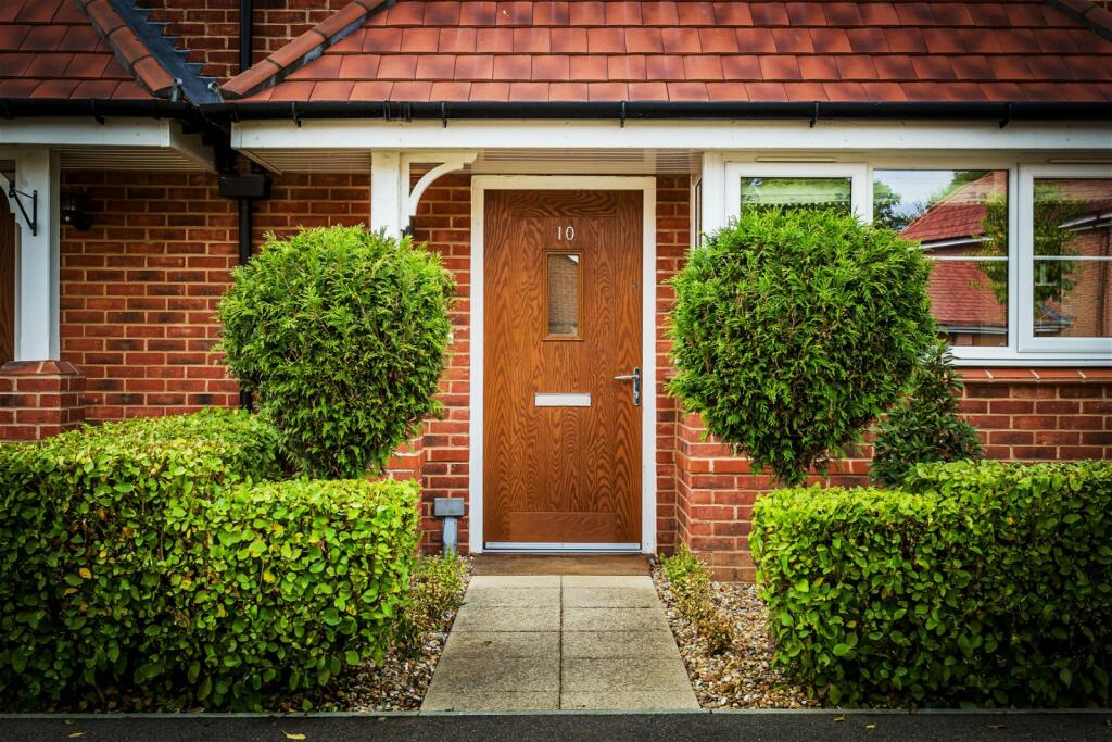 3 bedroom semidetached house for sale in Longhurst Avenue, Cranleigh