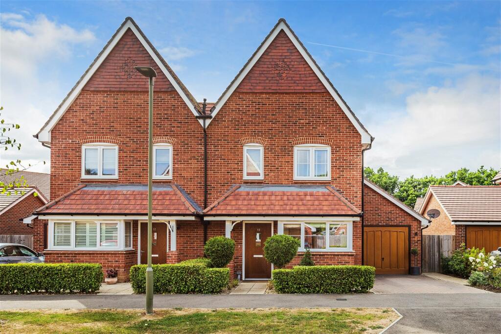 3 bedroom semidetached house for sale in Longhurst Avenue, Cranleigh