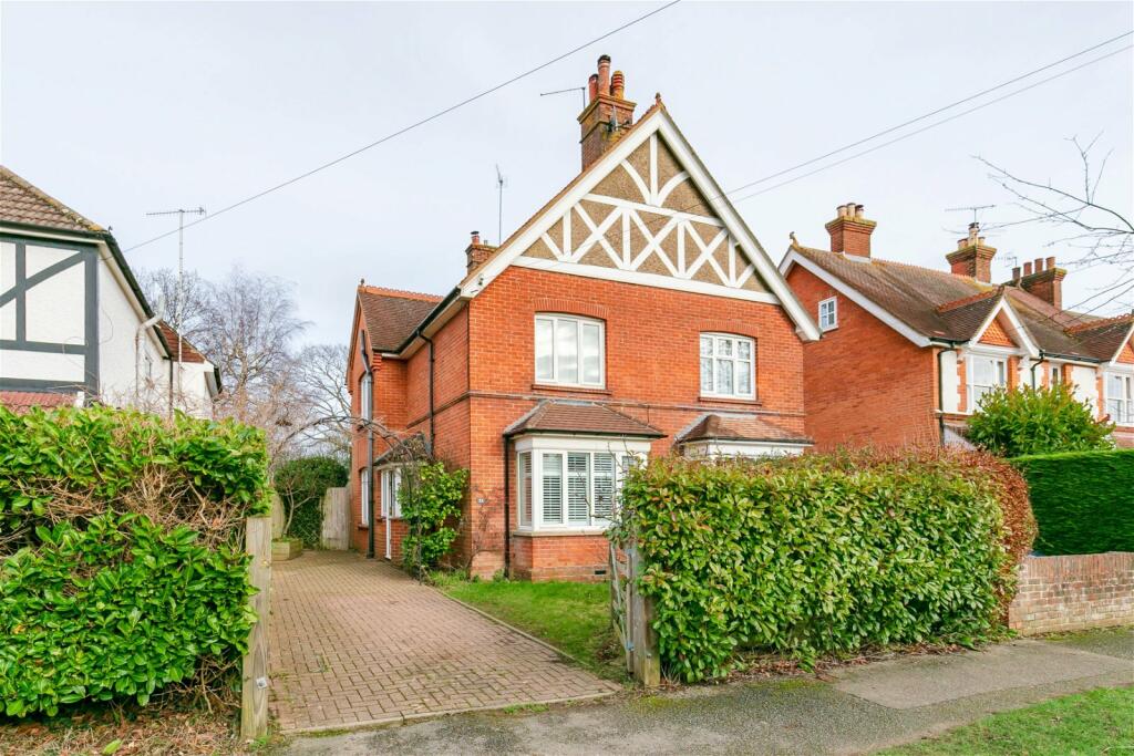 5 bedroom semidetached house for sale in Mead Road, Cranleigh, GU6