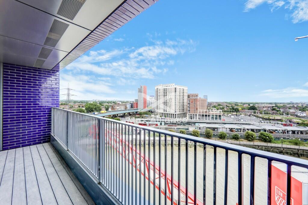 2 bedroom flat for sale in London City Island, Lookout Lane, London, E14