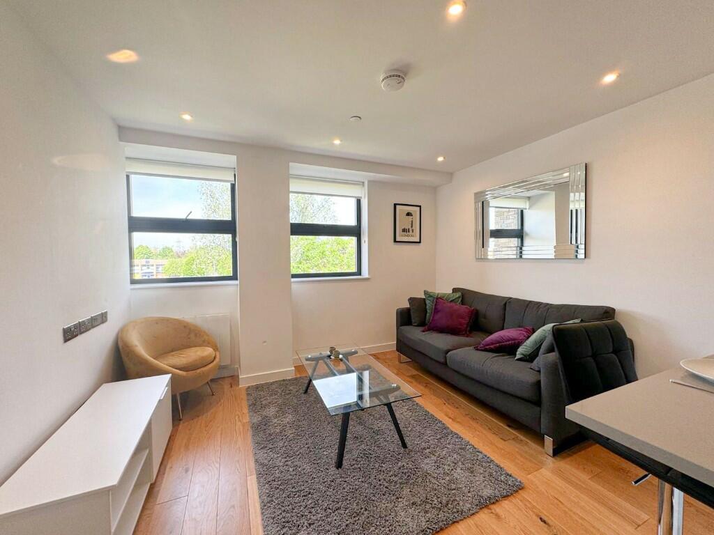 1 bedroom flat for sale in Rockingham Road, Uxbridge, Greater London, UB8