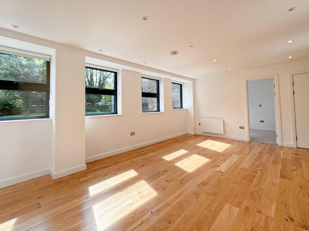 2 bedroom flat for sale in Rockingham Road, Uxbridge, Greater London, UB8