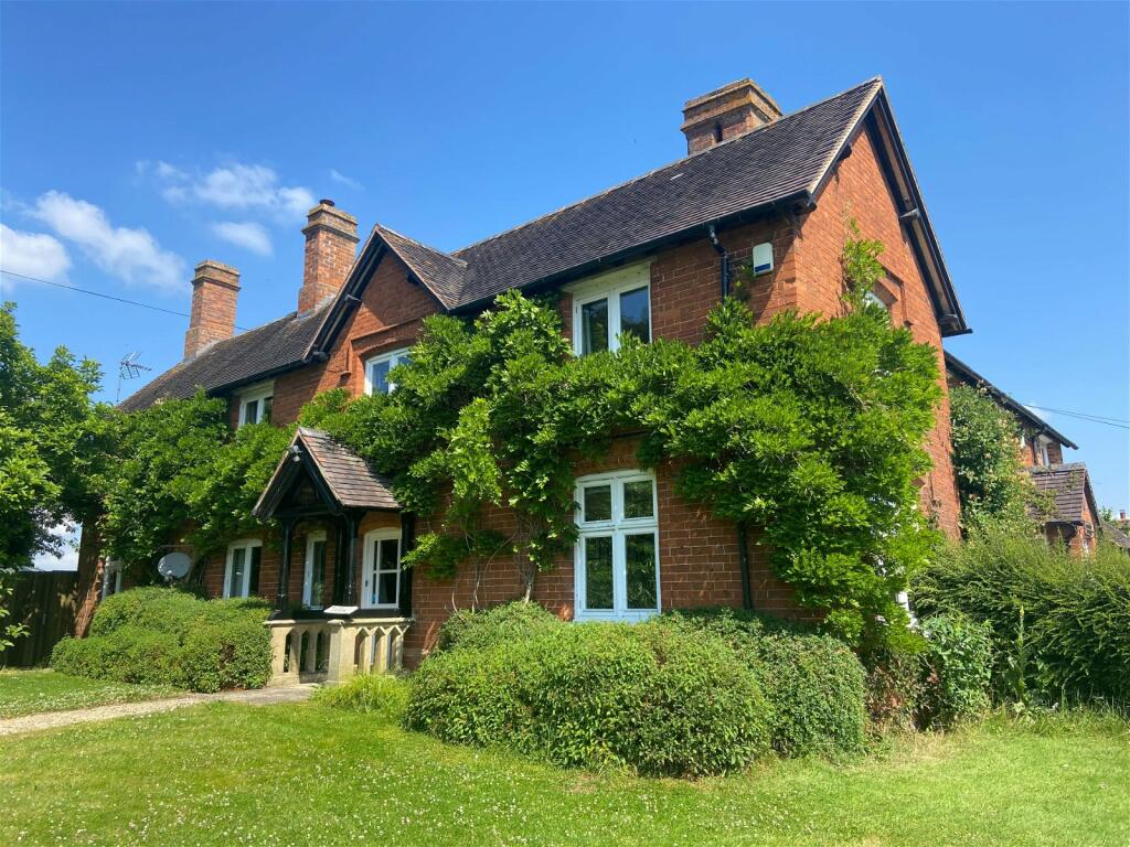 4 bedroom country house for sale in Middle Gannaway,Nr. Norton Lindsey